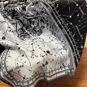 Этот шарф Dior Zodiac является данью уважения увлечению Кристиана