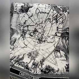 Этот шарф Dior Zodiac является данью уважения увлечению Кристиана