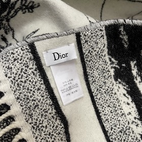 Этот шарф Dior Zodiac является данью уважения увлечению Кристиана