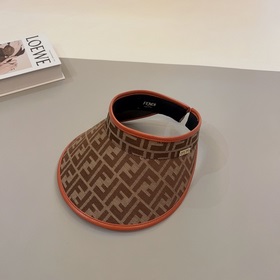 FENDI представляет новую эксклюзивную кепку FENDI с контрастной о