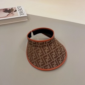 FENDI представляет новую эксклюзивную кепку FENDI с контрастной о