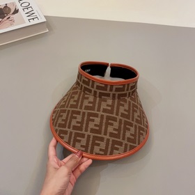 FENDI представляет новую эксклюзивную кепку FENDI с контрастной о