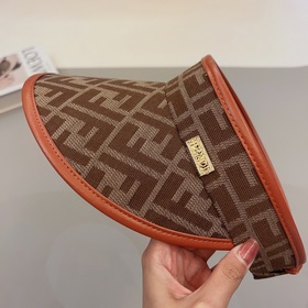 FENDI представляет новую эксклюзивную кепку FENDI с контрастной о
