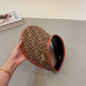 FENDI представляет новую эксклюзивную кепку FENDI с контрастной о