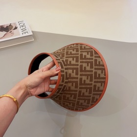FENDI представляет новую эксклюзивную кепку FENDI с контрастной о
