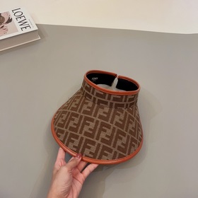 FENDI представляет новую эксклюзивную кепку FENDI с контрастной о