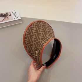 FENDI представляет новую эксклюзивную кепку FENDI с контрастной о