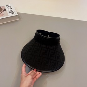 FENDI представляет новую эксклюзивную кепку FENDI с контрастной о