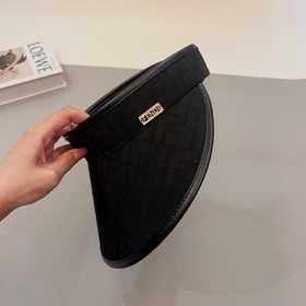 FENDI представляет новую эксклюзивную кепку FENDI с контрастной о