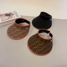 FENDI представляет новую эксклюзивную кепку FENDI с контрастной о