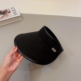 FENDI представляет новую эксклюзивную кепку FENDI с контрастной о