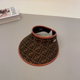 FENDI представляет новую эксклюзивную кепку FENDI с контрастной о
