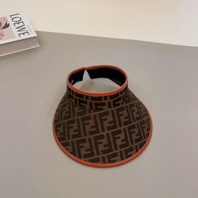 FENDI представляет новую эксклюзивную кепку FENDI с контрастной о