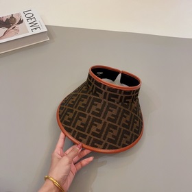 FENDI представляет новую эксклюзивную кепку FENDI с контрастной о