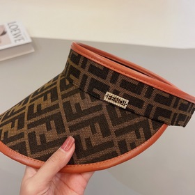 FENDI представляет новую эксклюзивную кепку FENDI с контрастной о