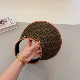 FENDI представляет новую эксклюзивную кепку FENDI с контрастной о