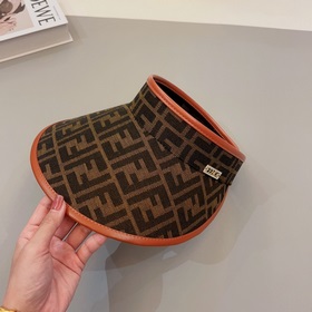FENDI представляет новую эксклюзивную кепку FENDI с контрастной о