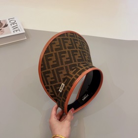 FENDI представляет новую эксклюзивную кепку FENDI с контрастной о