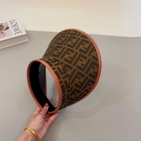 FENDI представляет новую эксклюзивную кепку FENDI с контрастной о