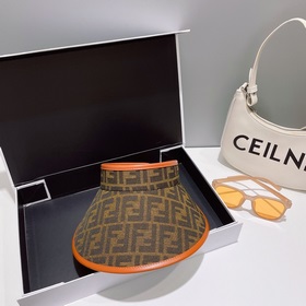 Новая модель шляпы с открытой макушкой от Fendi на весну-лето, оч
