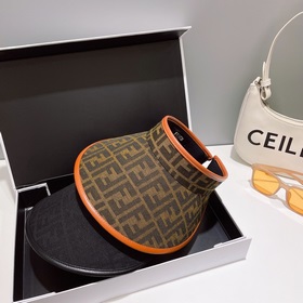 Новая модель шляпы с открытой макушкой от Fendi на весну-лето, оч