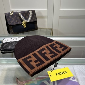 Вязаная шапка FENDI Новинка на официальном сайте. Лаконичный и э