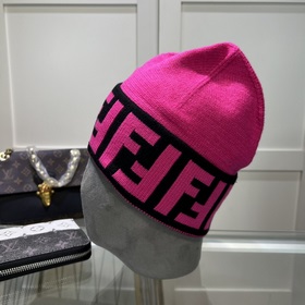 Вязаная шапка FENDI Новинка на официальном сайте. Лаконичный и э