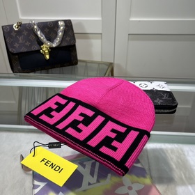 Вязаная шапка FENDI Новинка на официальном сайте. Лаконичный и э