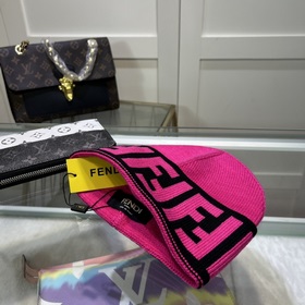 Вязаная шапка FENDI Новинка на официальном сайте. Лаконичный и э
