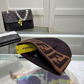Вязаная шапка FENDI Новинка на официальном сайте. Лаконичный и э