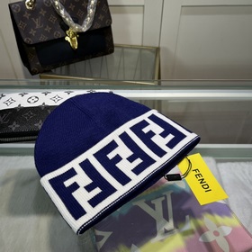 Вязаная шапка FENDI Новинка на официальном сайте. Лаконичный и э