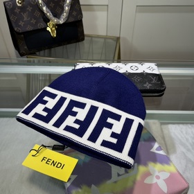 Вязаная шапка FENDI Новинка на официальном сайте. Лаконичный и э