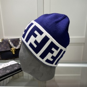 Вязаная шапка FENDI Новинка на официальном сайте. Лаконичный и э