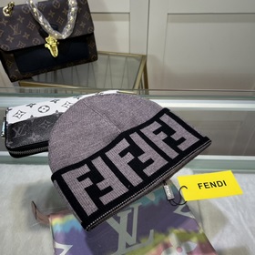 Вязаная шапка FENDI Новинка на официальном сайте. Лаконичный и э