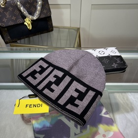 Вязаная шапка FENDI Новинка на официальном сайте. Лаконичный и э