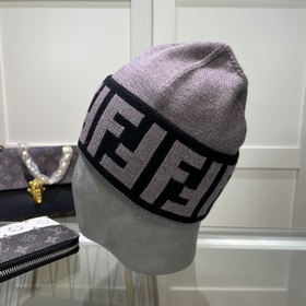 Вязаная шапка FENDI Новинка на официальном сайте. Лаконичный и э