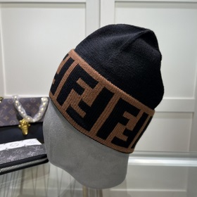 Вязаная шапка FENDI Новинка на официальном сайте. Лаконичный и э