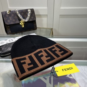 Вязаная шапка FENDI Новинка на официальном сайте. Лаконичный и э