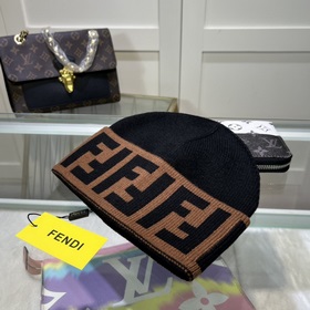 Вязаная шапка FENDI Новинка на официальном сайте. Лаконичный и э