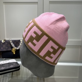 Вязаная шапка FENDI Новинка на официальном сайте. Лаконичный и э