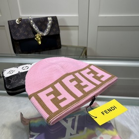Вязаная шапка FENDI Новинка на официальном сайте. Лаконичный и э