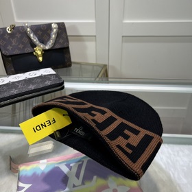 Вязаная шапка FENDI Новинка на официальном сайте. Лаконичный и э