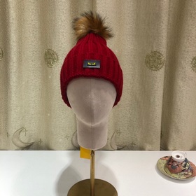 FENDI вязаная шапка. Популярная вязаная шапка FENDI с большим мех