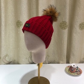 FENDI вязаная шапка. Популярная вязаная шапка FENDI с большим мех