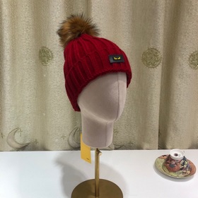 FENDI вязаная шапка. Популярная вязаная шапка FENDI с большим мех
