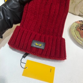 FENDI вязаная шапка. Популярная вязаная шапка FENDI с большим мех