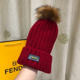 FENDI вязаная шапка. Популярная вязаная шапка FENDI с большим мех