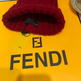 FENDI вязаная шапка. Популярная вязаная шапка FENDI с большим мех