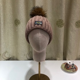 FENDI вязаная шапка. Популярная вязаная шапка FENDI с большим мех