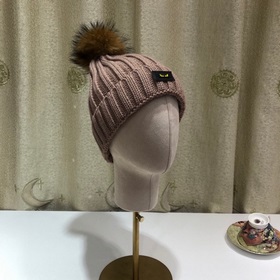 FENDI вязаная шапка. Популярная вязаная шапка FENDI с большим мех